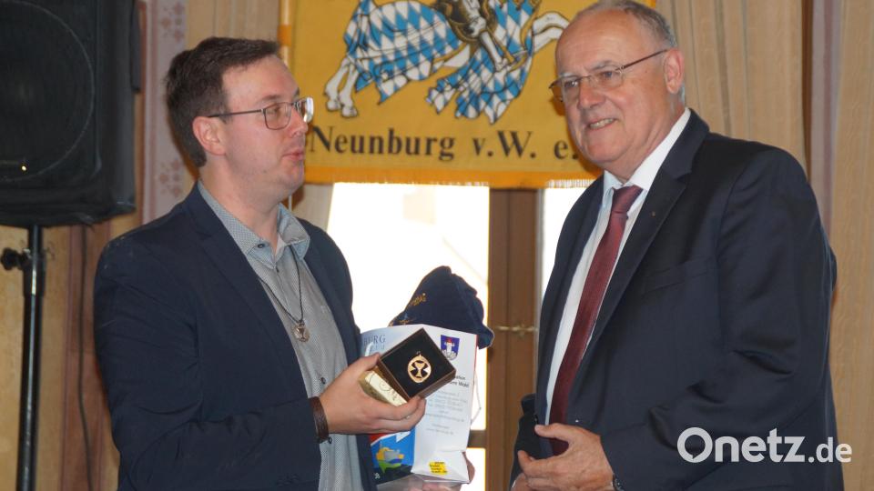 Vorsitzender Manuel Winkler (links) bedankte sich beim ehemaligen Schirmherrn Lothar Höher für die Laudatio. Bild: wel