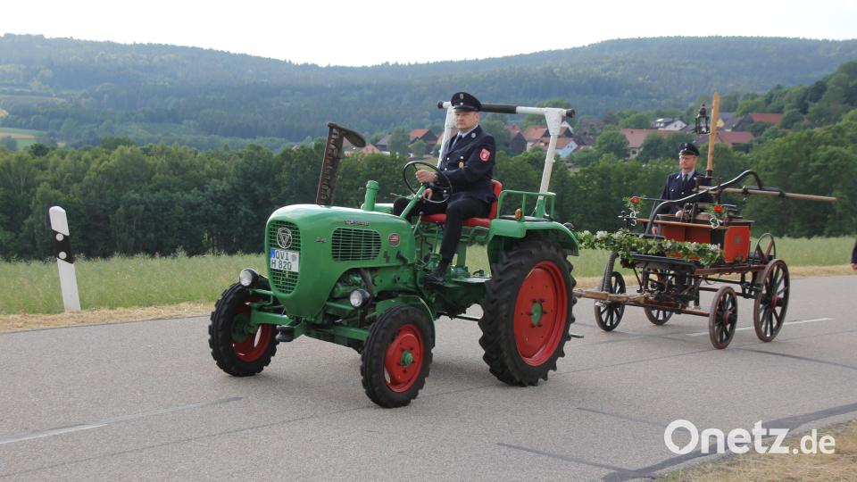 Auch die alte Tragkraftspritze war beim Festzug dabei . Bild: frd