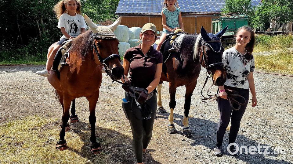 Die Kinder hatten sichtlich Spaß auf den Rücken der Pferde &quot;Ronja&quot; und &quot;Pony&quot; beim Ritt über das Bauernhofgelände. Bild: R. Kreuzer