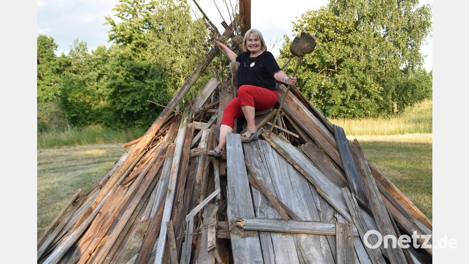 &quot;Höhe 309 Vorsitzende Rosi Polland auf den Scheiterhaufen. Bild: hcz
