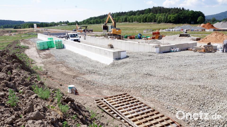Auf dem 15 Hektar großem Gewerbegebiet Kemnath West III wird bereits kräftig gearbeitet. Bild: bkr