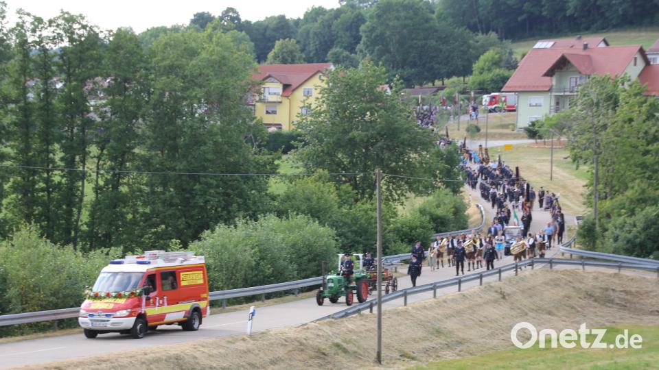 Mit dem neunen und gesegneten Löschfahrzeug Voraus ging der &quot;Festzug&quot; mit 40 Feuerwehren zurück zum Festplatz nach Haidhof . Bild: frd