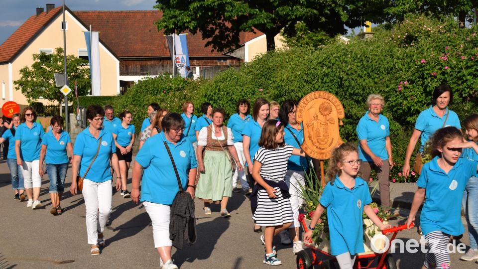 Auch die Mitglieder des OGV Saltendorf hatten beim Festzug ihren Spaß. Bild: bnr