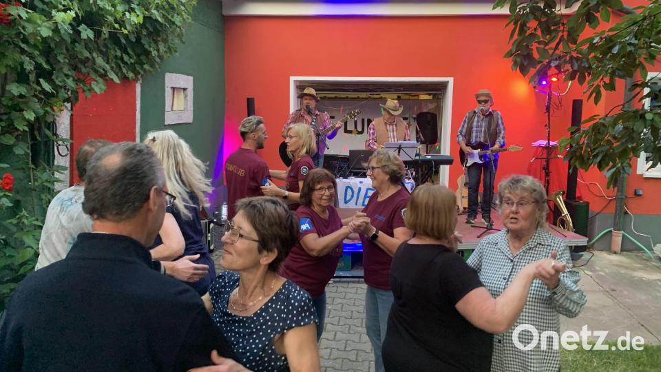 Beim Wurzer &quot;Gassl-Fest&quot; sorgen acht Stationen für Unterhaltung. In der Pfarrgasse beim Frauenbund durfte getanzt werden. Bild: tok
