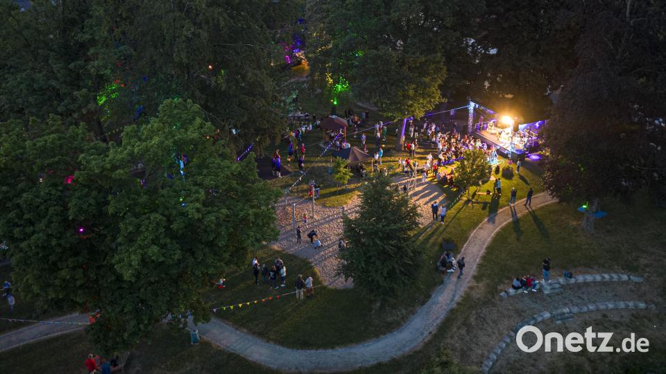 Mit Einbruch der Dunkelheit erstrahlte der Stadtpark in vielen bunten Farben. Bild: Wolfgang Erhart/exb