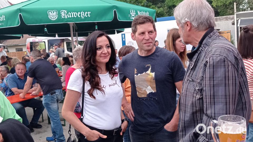 Bürgermeisterin Margit Bayer und Ehemann Matthias waren an den Vereinsständen gern gesehene Gesprächspartner. Bild: fpoz