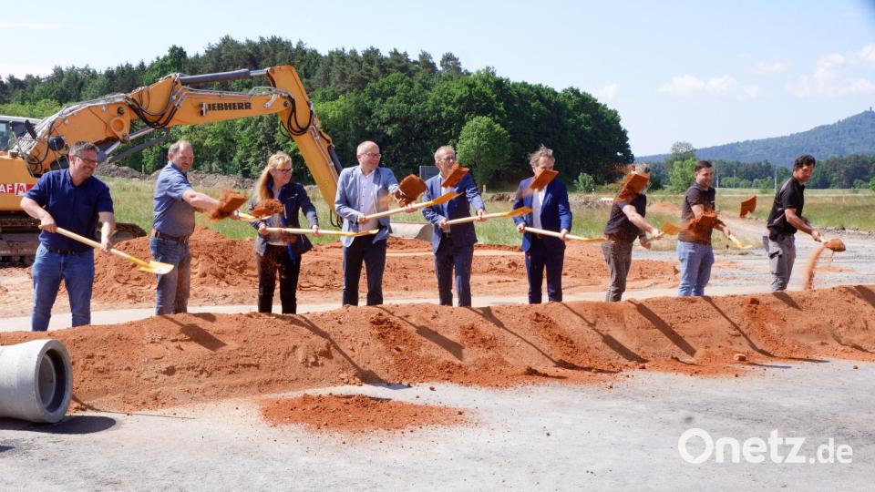 Der Spatenstich für das Gewerbegebiet Kemnath West III mit (von links) Reinhard Aumüller, Bauamtsleiter Roland Sächerl, Karin Schraml, Bürgermeister Roman Schäffler, Thomas Löw, Dipl.-Ing. Manuel Zwick, Bauleiter Matthias Heinz, Tobias Wüst und Polier Christian Bäuml. Bild: bkr