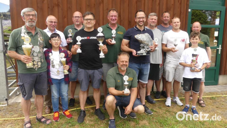 Über Pokale freuen sich (erste Reihe von links) die Könige Wolfgang Hann und Alex Choi, der Gesamtsieger Senioren Michael Bauer und (rechts) der Gesamtsieger Junioren David Gregor. Mit im Bild die Mannschaftssieger, Bürgermeister Albert Nickl und 2. Vorsitzender Günter Ring. Bild: rn