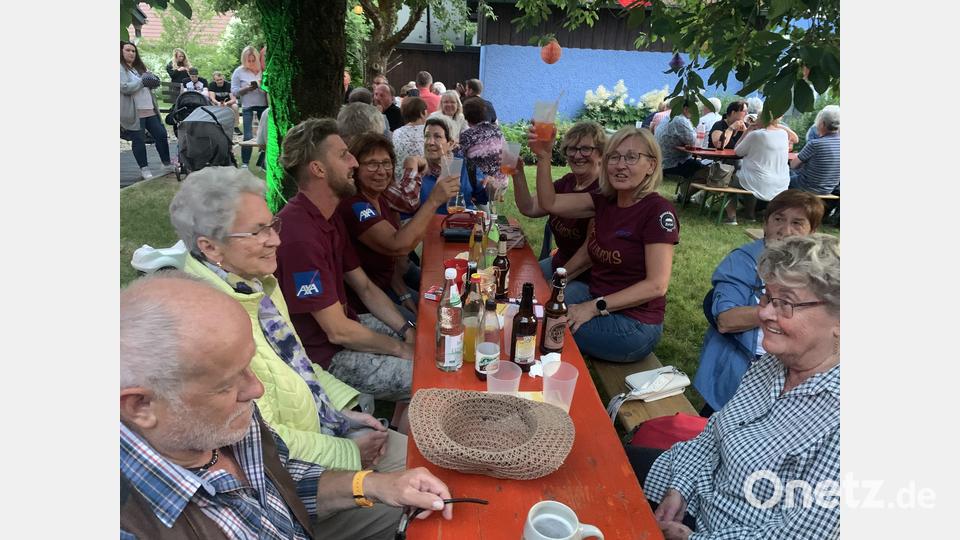 Pfarrgasse beim Frauenbund. Fanclub &quot;Lumpis&quot;. Bild: tok