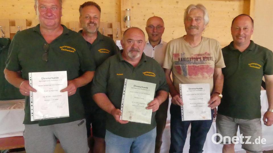 Mit Urkunden für langjährige Mitgliedschaft ehren Uwe Schertel, Günter Ring und Bürgermeister Albert Nickl (von links) Ralf Schlottke (40 Jahre), Roland Pemp und Ferdinand Himmer (25 Jahre). Bild: rn