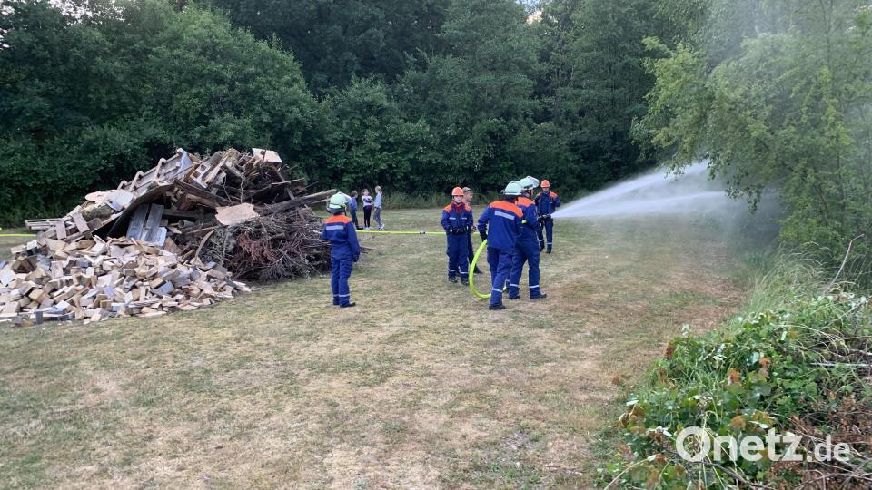Die Jugendgruppe der Feuerwehr sorgte für den Brandschutz. Bild: adj
