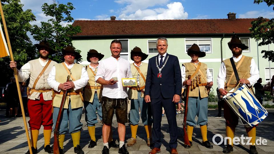Die Burgwehr Flossenbürg kam zum 800-Jahr-Fest der Schirmitzer. Sie selbst feiern das 1075. Jubiläum. Bild: R. Kreuzer