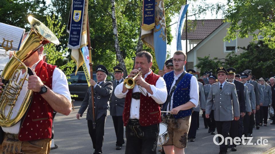 Die Saltendorfer Kameraden und ihr Patenverein ziehen ins Festzelt ein. Bild: bnr