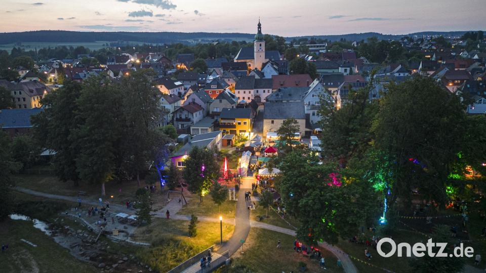 Mit Einbruch der Dunkelheit erstrahlte der Stadtpark in vielen bunten Farben. Bild: Wolfgang Erhart/exb