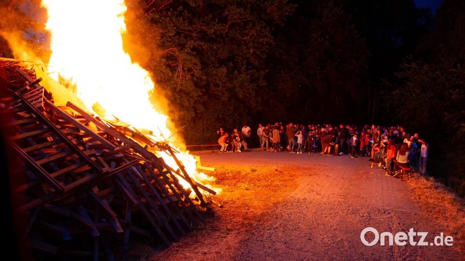 Durch zahlreiche Holzspenden hatte sich wieder ein großer Haufen Brennmaterial für ein ordentliches Feuer angesammelt-. Bild: Georg Hirmer/exb