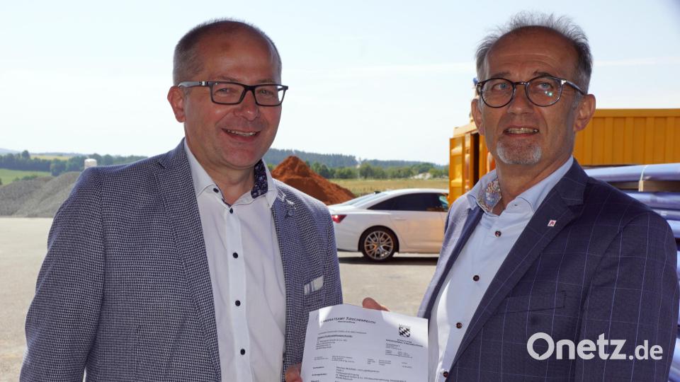 Ein guter Tag für die Bauunternehmung Markgraf. Bürgermeister Roland Schäffler brachte den Teilgenehmigungsbescheid für den Bau des Schulungs- und Logistikzentrums zum Spatenstich mit und übergab diesen an Geschäftsleiter Tiefbau Thomas Löw (rechts). Bild: bkr