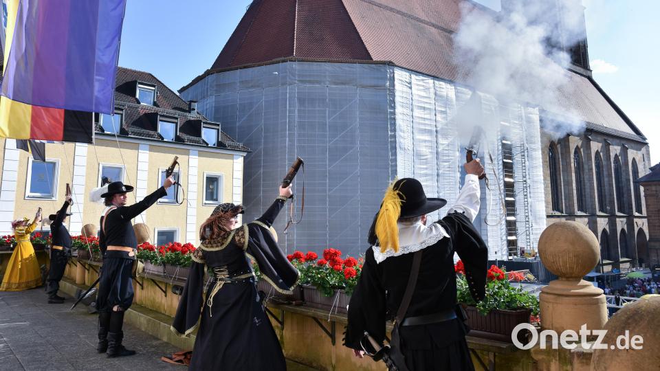 Die Böllerschützen eröffneten das Altstadtfest. Ein echter Hingucker. Bild: Stephan Huber