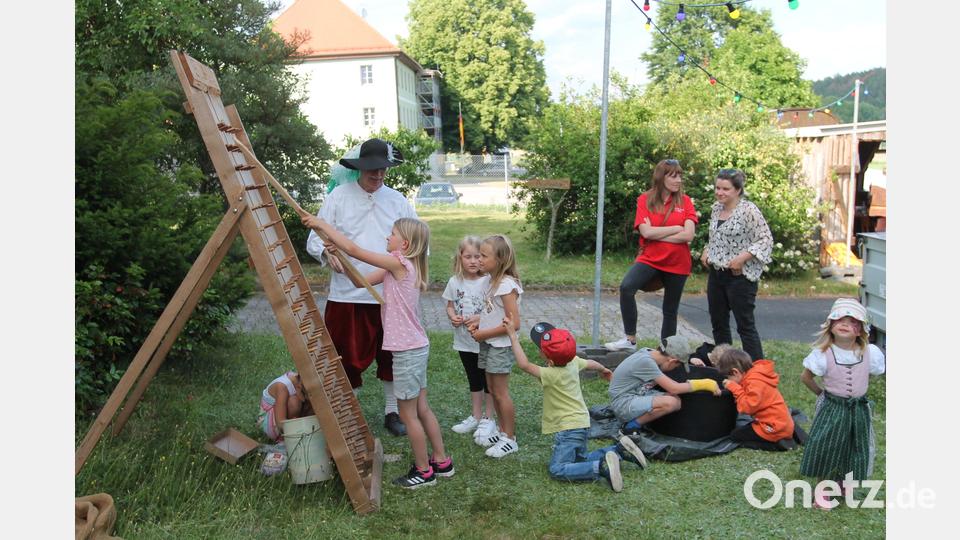 Karl Ochantel (links) unterhält die Kinder mit alten Spielen. Bild: pi