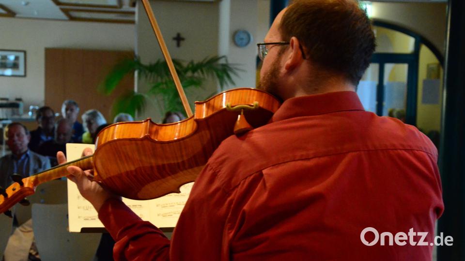 Jakob Schröder spielt auf der Viola im Maria-Seltmann-Haus Max Reger Solostücke. Bild: Kunz
