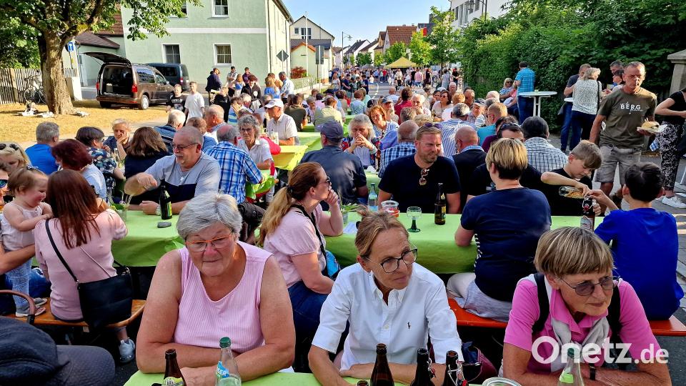 Dicht an dicht saßen die Besucher und Gäste auf der Festmeile. Bild: R. Kreuzer