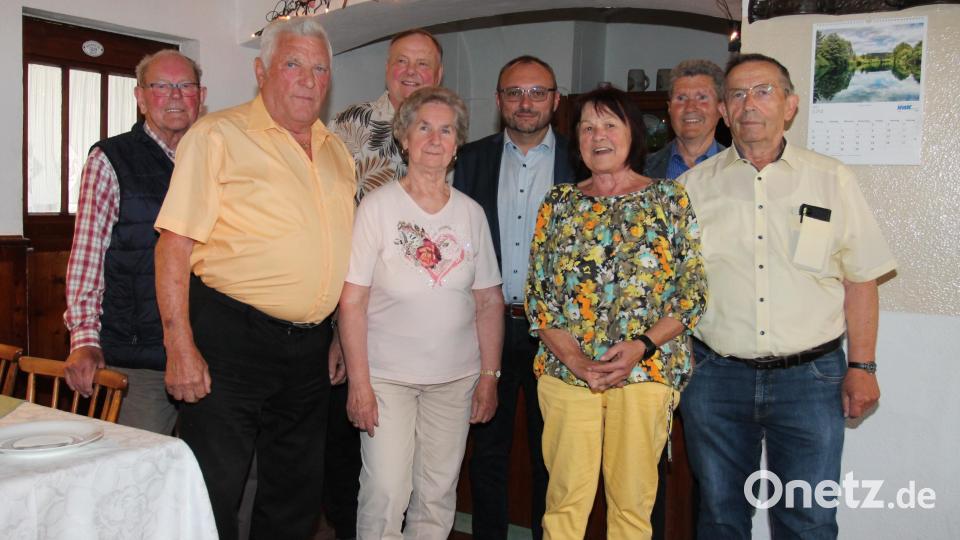 Die Vorstandschaft um Helmut Federl (rechts) tritt geschlossen zurück. Bild: pi