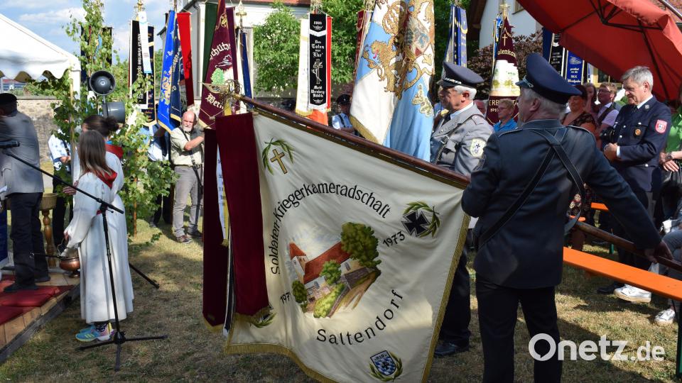 Als Zeichen der Verbundenheit wurden die Fahnenbänder an die Fahne des Jubelvereins und des Patenvereins geheftet. Bild: bnr