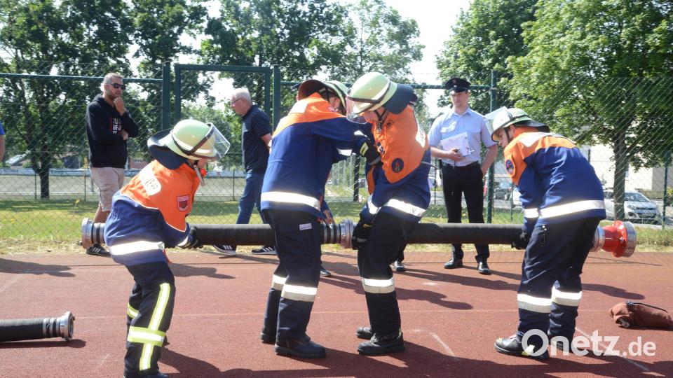 C-Schläche richtig und schnell aneinander zu kuppeln - da konnte die Jugend ihre Geschicklichkeit beweisen. Bild: bey