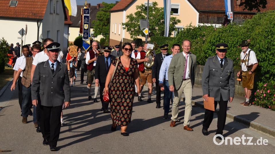 Die beiden Vorstände und Schirmherr Bürgermeister Konrad Kiener führten den Festzug an. Bild: bnr
