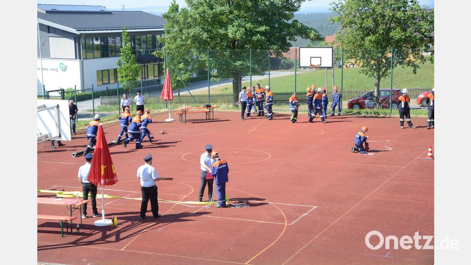 Der Sportplatz an der Grundschule Parkstein wird am Samstagvormittag zur großen Wettkampfarena. Bild: bey