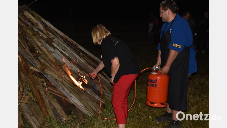 Rosi Polland entzündet das Feuer. Bild: hcz