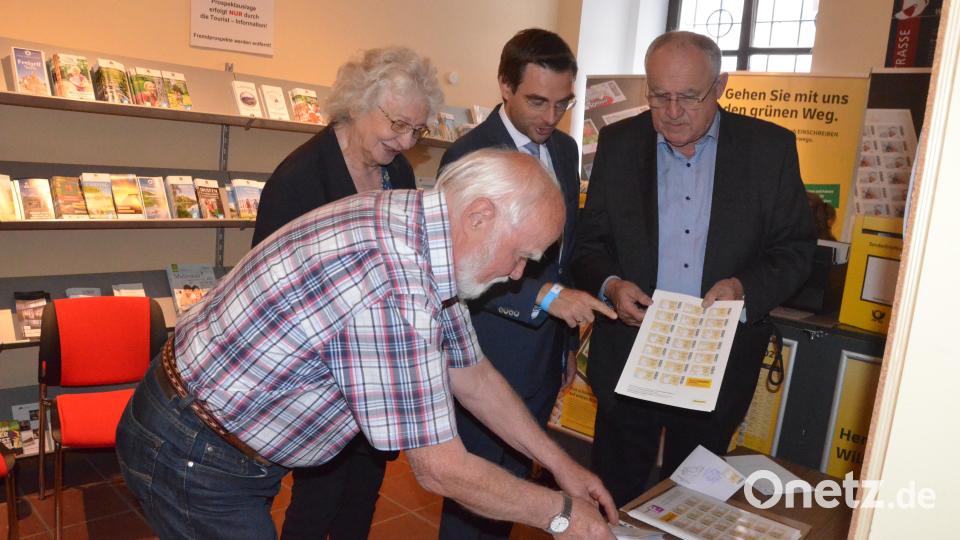 Im Sonderpostamt im Erdgeschoss des Alten Rathauses informieren sich Bürgermeister Lothar Höher und MdL Stephan Oetzinger über die philatelistische Hommage an Max Reger, der mit zehn Briefmarken geehrt wird. Bild: Kunz