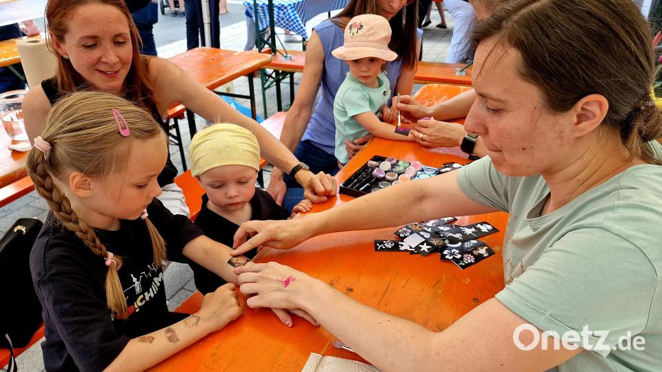 Mit Glitzertattoos beklebt und beim Schminken mit Schmetterlingen und Regenbogentiger liefen die Kinder über das Fest. Luftbild: R. Kreuzer