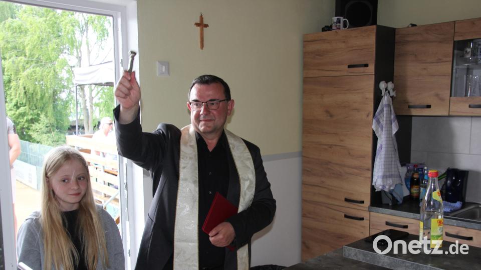 Pfarrer Konrad Amschl segnete das neue Vereinsheim des TC Bärnau. Bild: kro