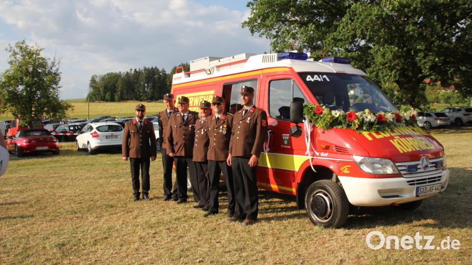 Zum letzten Mal ein Erinnerungsfoto der Feuerwehr Zell am See vor ihrem früheren Löschfahrzeug. Bild: frd