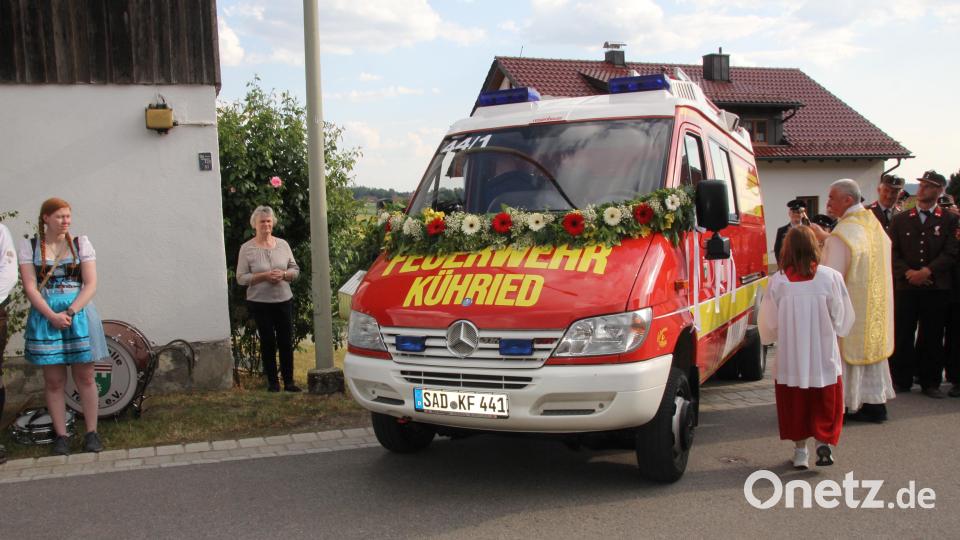 Nach dem Gottesdienst ist das neue Löschfahrzeug in den Schutz Gottes und des Heiligen Florian gestellt worden. Bild: frd