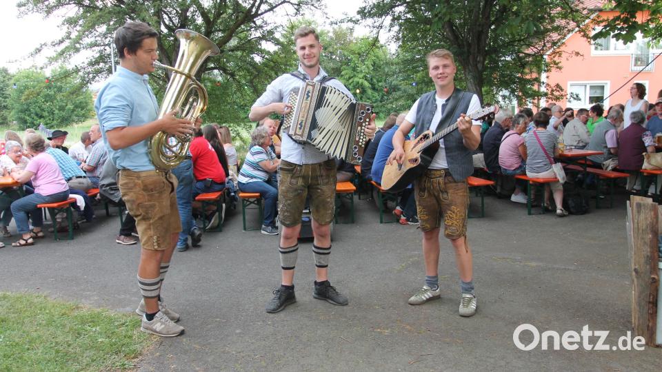 Viel Beifall gibt es auch für die Gruppe &quot;Kreitz &amp; Quer&quot;. Sie spielt überwiegend Volkstümliches. Bild: pi