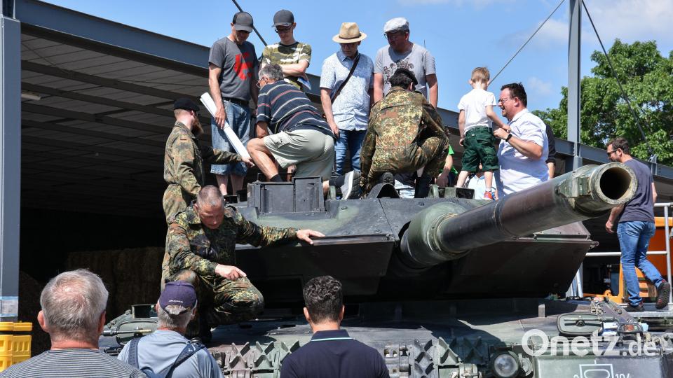 Großer Andrang herrschte bei den Panzern. Am Tag der Bundeswehr durften die Besucher in das Innere der Kampffahrzeuge. Bild: Stephan Huber