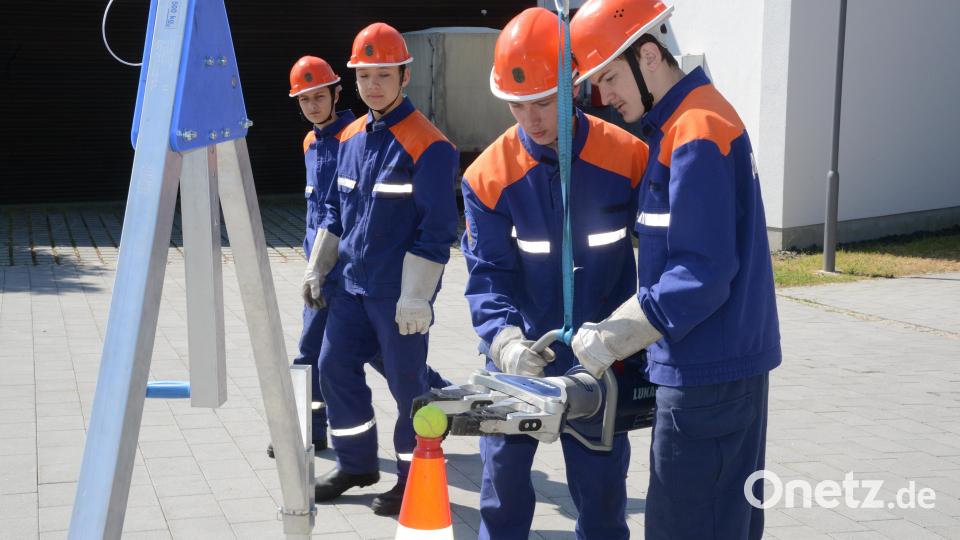 Bei der Überraschungsaufgabe musste die Feuerwehrjugend per Spreizer einen Tennisball von einer Pylone auf eine andere Pylone &quot;transportieren&quot;. Bild: bey