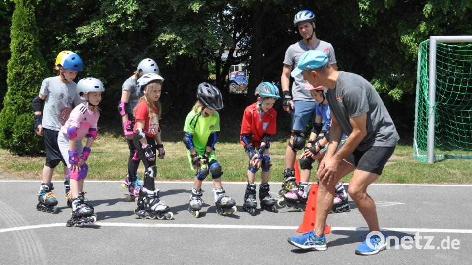 Beim TV-Aktionstag &quot;Sei fit - Mach mit&quot; im Sportzentrum und in der Dreifachturnhalle waren unterschiedliche Stationen geboten. Georg Breu (rechts) erklärt die richtige Technik beim Inlineskaten. Bild: dob
