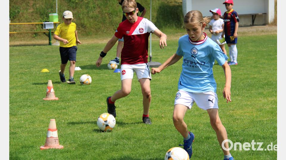 Jede Menge Action und Spießspaß wurde den jungen Kickern beim Fußballaktionstag auf dem Sportgelände der DJK Neustadt geboten. Bild: prh