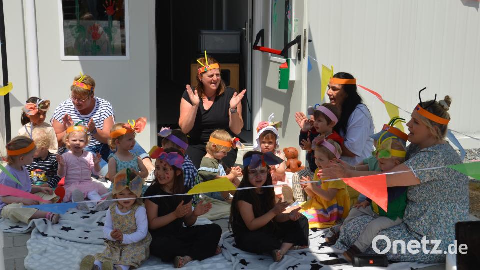 Viele kleine Schmetterlinge tummelten sich in der BRK-Kindertagesstätte beim ersten Sommerfest. Bild: dob