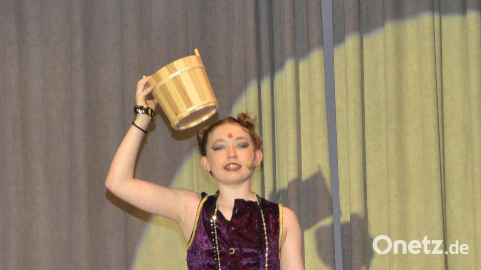 Shanti (Anna Friedl) anmutig mit wunderbarem Gesang. Bild: zch