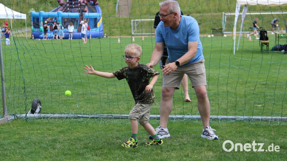 Jede Menge Action und Spießspaß wurde den jungen Kickern beim Fußballaktionstag auf dem Sportgelände der DJK Neustadt geboten. Bild: prh