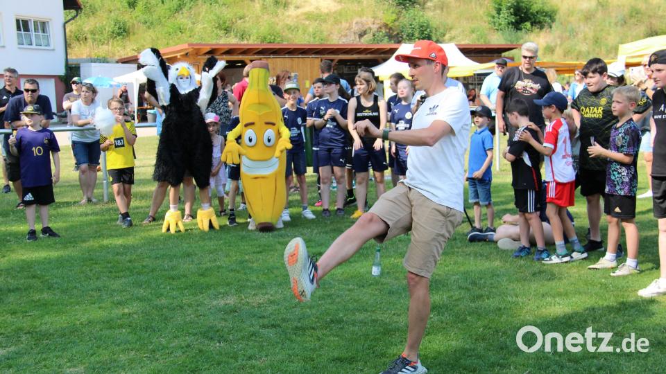 Eric Frenzel, Olympiasieger, Weltmeisters, Weltcupsiegers und aktueller Nationaltrainer in der Nordischen Kombination, kann auch Fußball. Bild: prh