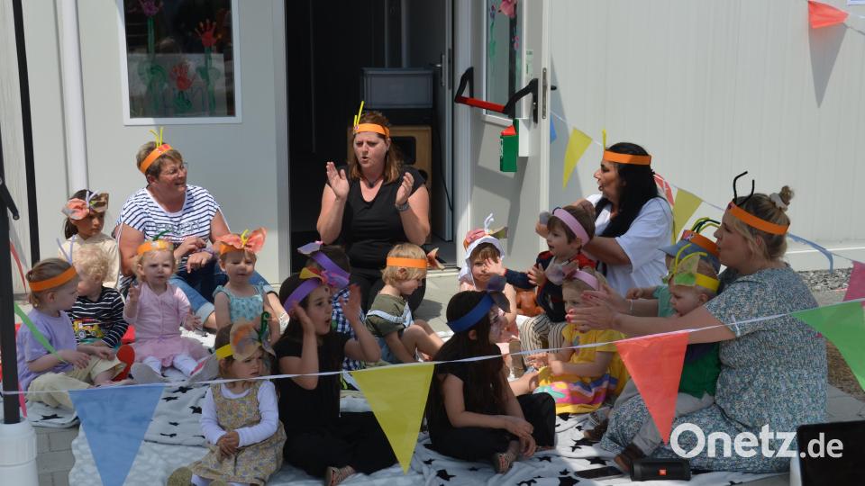 Viele kleine Schmetterlinge tummelten sich in der BRK-Kindertagesstätte beim ersten Sommerfest. Bild: dob