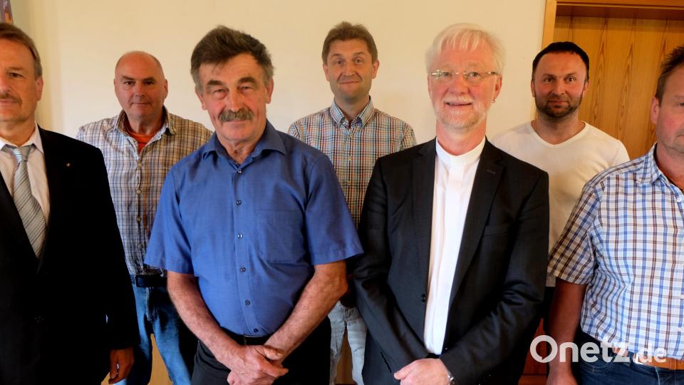 So setzt sich der neue Vorstand der Gemeindediakonie zusammen: Vorne, von links, Jürgen Bär, Manfred Venzl, Pfarrer Wilfried Römischer und Markus Schieder. Hinten, von links, Günter Reinl, Harald Schönberger und Manfred Bock. Bild: le