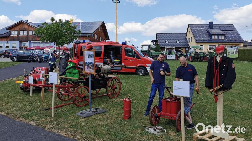 Viele Blicke zog die Technikausstellung vor der Festhalle des Landgasthauses Busch auf sich. Zu den Exponaten zählten eine Handdruckspritze aus der Zeit vor Gründung der Feuerwehr Kötzersdorf (1876), eine Pferdegespannspritze (aus 1901), eine alte und die neue Tragkraftspritze (von rechts) sowie das Einsatzfahrzeug mit Tragkraftspritzenanhänger (Hintergrund). Bild: mde