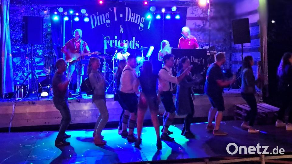 Dingldangl &amp; Friends sorgten mit fetziger Unterhaltungsmusik für gute Stimmung. Ein kurzes Gastspiel am Schlagzeug gab hier Felix Bauernfeind. Bild: myd