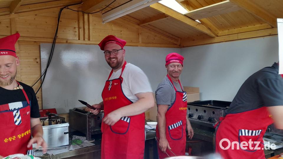 Am Grill mit Kochschürzen und Kopftüchern vom Plattel-Aufenthalt Aufenthalt in Südkorea ist beste Stimmung garantiert. Bild: myd
