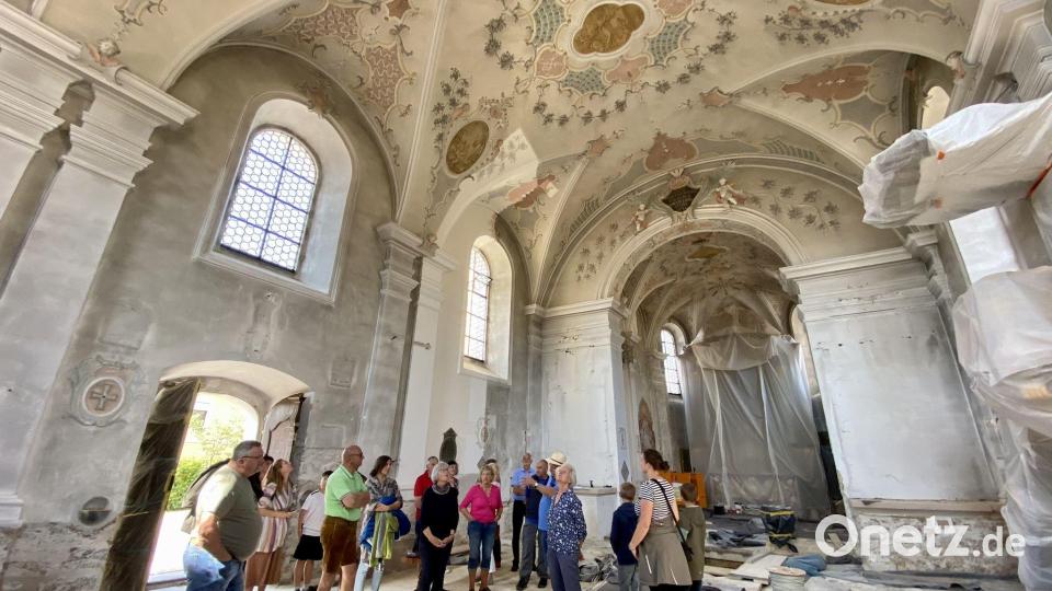 Kirchenpfleger Franz Weiß (links) erklärt, wie es mit den Renovierungsarbeiten weitergeht, Bild: gri